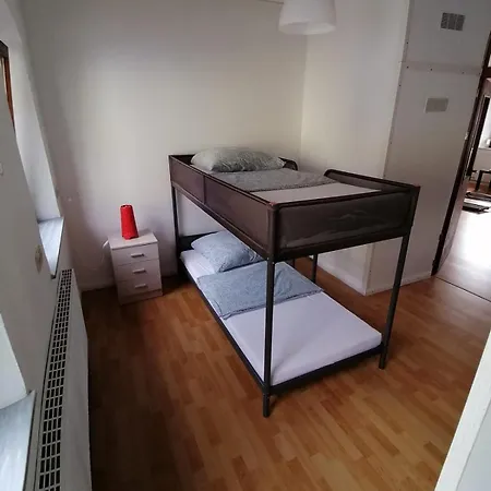 Geraeumige In Zentraler Lage Apartman